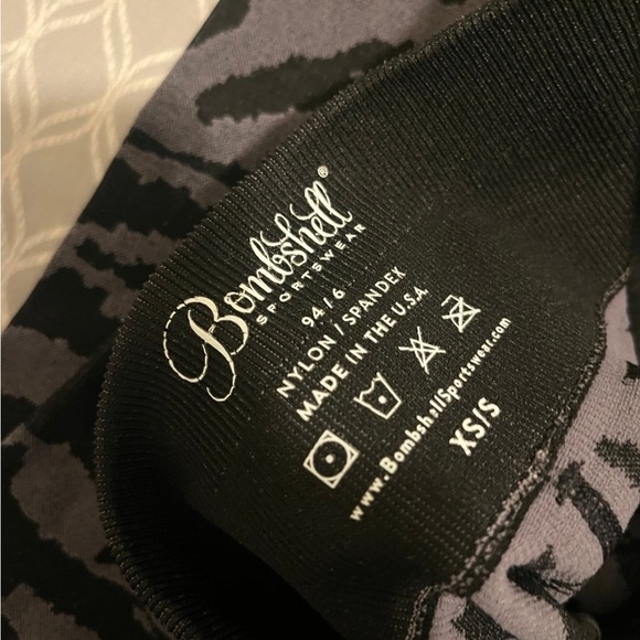 Bombshell Sportswear Tiger Print Black Leggings XS/S - Picture 5 of 6